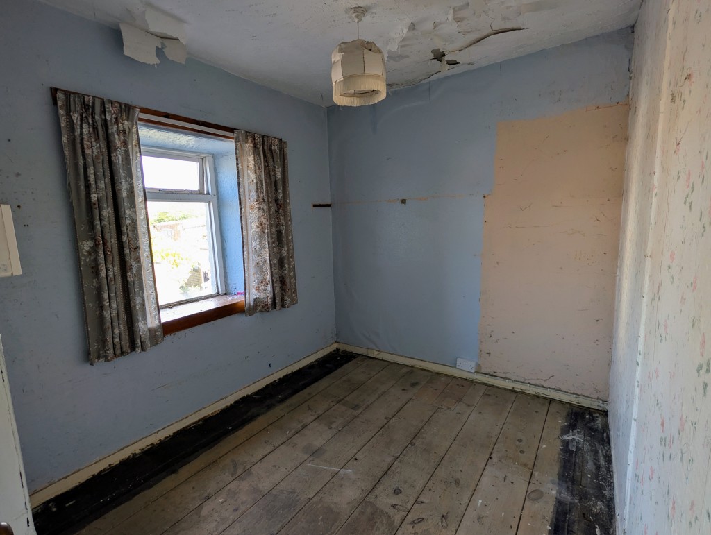 Lot: 4 - TERRACED TWO-BEDROOM COTTAGE FOR UPDATING - Bedroom two